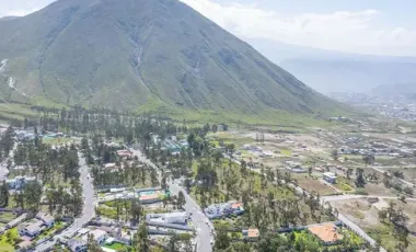 CASA EN VENTA EN LA URBANIZACION LA MARCA EN LA MITAD DEL MUNDO