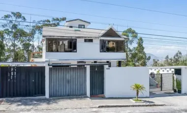 CASA EN VENTA EN LA URBANIZACION LA MARCA EN LA MITAD DEL MUNDO