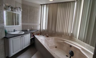 Tonsupa, venta de hermoso departamento con vista al mar