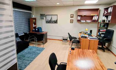 Se vende oficina en pleno centro de la ciudad.
 Ubicada frente al nuevo Mall Paseo Valdivia.

La oficina cuenta con.
 
- 45 metros cuadrados de superficie