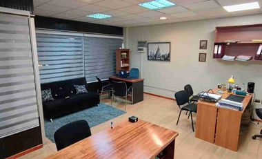 Se vende oficina en pleno centro de la ciudad.
 Ubicada frente al nuevo Mall Paseo Valdivia.

La oficina cuenta con.
 
- 45 metros cuadrados de superficie
