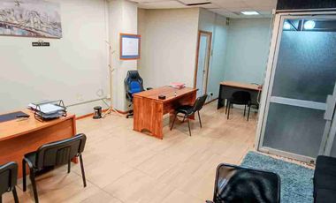 Se vende oficina en pleno centro de la ciudad.
 Ubicada frente al nuevo Mall Paseo Valdivia.

La oficina cuenta con.
 
- 45 metros cuadrados de superficie