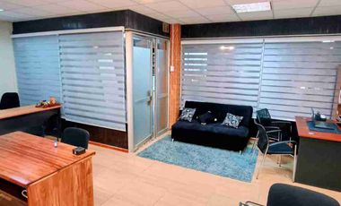 Se vende oficina en pleno centro de la ciudad.
 Ubicada frente al nuevo Mall Paseo Valdivia.

La oficina cuenta con.
 
- 45 metros cuadrados de superficie