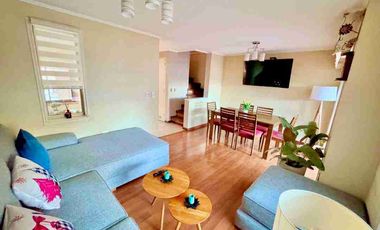 Se vende hermosa y amplia propiedad de 3 D y 3 B, en el sector Bosque Sur. Valdivia.

 La propiedad cuenta con.

- 140 metros cuadrados de superficie construida.
- Tres habitaciones en el segundo piso.
- Habitación matrimonial en suite, con baño privado y walk in closet.