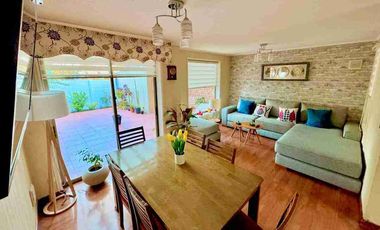 Se vende hermosa y amplia propiedad de 3 D y 3 B, en el sector Bosque Sur. Valdivia.

 La propiedad cuenta con.

- 140 metros cuadrados de superficie construida.
- Tres habitaciones en el segundo piso.
- Habitación matrimonial en suite, con baño privado y walk in closet.