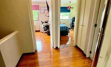 Se vende hermosa y amplia propiedad de 3 D y 3 B, en el sector Bosque Sur. Valdivia.

 La propiedad cuenta con.

- 140 metros cuadrados de superficie construida.
- Tres habitaciones en el segundo piso.
- Habitación matrimonial en suite, con baño privado y walk in closet.