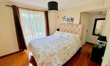Se vende hermosa y amplia propiedad de 3 D y 3 B, en el sector Bosque Sur. Valdivia.

 La propiedad cuenta con.

- 140 metros cuadrados de superficie construida.
- Tres habitaciones en el segundo piso.
- Habitación matrimonial en suite, con baño privado y walk in closet.