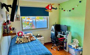 Se vende hermosa y amplia propiedad de 3 D y 3 B, en el sector Bosque Sur. Valdivia.

 La propiedad cuenta con.

- 140 metros cuadrados de superficie construida.
- Tres habitaciones en el segundo piso.
- Habitación matrimonial en suite, con baño privado y walk in closet.