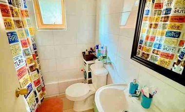 Se vende hermosa y amplia propiedad de 3 D y 3 B, en el sector Bosque Sur. Valdivia.

 La propiedad cuenta con.

- 140 metros cuadrados de superficie construida.
- Tres habitaciones en el segundo piso.
- Habitación matrimonial en suite, con baño privado y walk in closet.