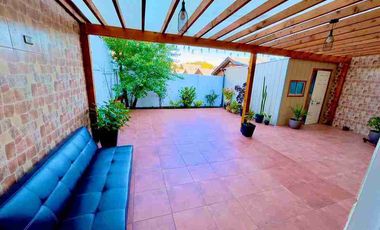 Se vende hermosa y amplia propiedad de 3 D y 3 B, en el sector Bosque Sur. Valdivia.

 La propiedad cuenta con.

- 140 metros cuadrados de superficie construida.
- Tres habitaciones en el segundo piso.
- Habitación matrimonial en suite, con baño privado y walk in closet.