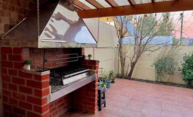 Se vende hermosa y amplia propiedad de 3 D y 3 B, en el sector Bosque Sur. Valdivia.

 La propiedad cuenta con.

- 140 metros cuadrados de superficie construida.
- Tres habitaciones en el segundo piso.
- Habitación matrimonial en suite, con baño privado y walk in closet.
