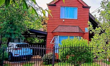 Se vende espectacular propiedad de 4 D y 2 B,  con cabaña en Valdivia, ubicada en el sector Parque Krahmer.

La propiedad cuenta con.

- 375 metros cuadrados de terreno 
- Casa principal de 120 metros cuadrados 
- Amplio living con calefactor a pellets instalado.
- Recibidor.
- Comedor de diario con estufa a combustión lenta, instalada.
- Cocina americana amoblada.