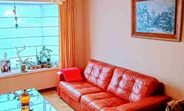Se vende espectacular propiedad de 4 D y 2 B,  con cabaña en Valdivia, ubicada en el sector Parque Krahmer.

La propiedad cuenta con.

- 375 metros cuadrados de terreno 
- Casa principal de 120 metros cuadrados 
- Amplio living con calefactor a pellets instalado.
- Recibidor.
- Comedor de diario con estufa a combustión lenta, instalada.
- Cocina americana amoblada.