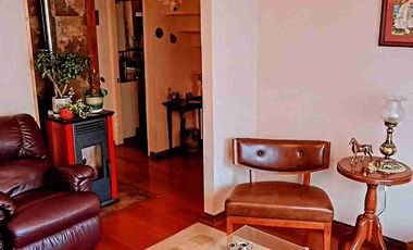 Se vende espectacular propiedad de 4 D y 2 B,  con cabaña en Valdivia, ubicada en el sector Parque Krahmer.

La propiedad cuenta con.

- 375 metros cuadrados de terreno 
- Casa principal de 120 metros cuadrados 
- Amplio living con calefactor a pellets instalado.
- Recibidor.
- Comedor de diario con estufa a combustión lenta, instalada.
- Cocina americana amoblada.
