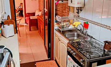 Se vende espectacular propiedad de 4 D y 2 B,  con cabaña en Valdivia, ubicada en el sector Parque Krahmer.

La propiedad cuenta con.

- 375 metros cuadrados de terreno 
- Casa principal de 120 metros cuadrados 
- Amplio living con calefactor a pellets instalado.
- Recibidor.
- Comedor de diario con estufa a combustión lenta, instalada.
- Cocina americana amoblada.