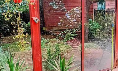 Se vende espectacular propiedad de 4 D y 2 B,  con cabaña en Valdivia, ubicada en el sector Parque Krahmer.

La propiedad cuenta con.

- 375 metros cuadrados de terreno 
- Casa principal de 120 metros cuadrados 
- Amplio living con calefactor a pellets instalado.
- Recibidor.
- Comedor de diario con estufa a combustión lenta, instalada.
- Cocina americana amoblada.
