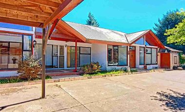 Se vende espectacular propiedad en Valdivia. Ubicada en Villa Los Encinos.

La propiedad cuenta con.

- 216 Metros cuadrados construidos 
- 591 Metros terreno