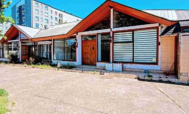 Se vende espectacular propiedad en Valdivia. Ubicada en Villa Los Encinos.

La propiedad cuenta con.

- 216 Metros cuadrados construidos 
- 591 Metros terreno