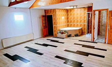 Se vende espectacular propiedad en Valdivia. Ubicada en Villa Los Encinos.

La propiedad cuenta con.

- 216 Metros cuadrados construidos 
- 591 Metros terreno
