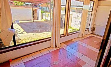 Se vende espectacular propiedad en Valdivia. Ubicada en Villa Los Encinos.

La propiedad cuenta con.

- 216 Metros cuadrados construidos 
- 591 Metros terreno