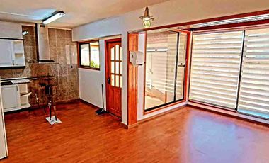 Se vende espectacular propiedad en Valdivia. Ubicada en Villa Los Encinos.

La propiedad cuenta con.

- 216 Metros cuadrados construidos 
- 591 Metros terreno