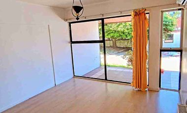 Se vende espectacular propiedad en Valdivia. Ubicada en Villa Los Encinos.

La propiedad cuenta con.

- 216 Metros cuadrados construidos 
- 591 Metros terreno