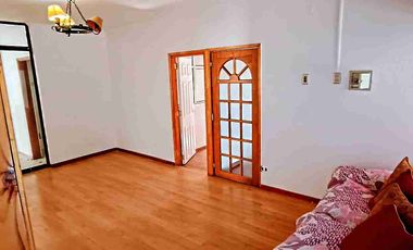 Se vende espectacular propiedad en Valdivia. Ubicada en Villa Los Encinos.

La propiedad cuenta con.

- 216 Metros cuadrados construidos 
- 591 Metros terreno