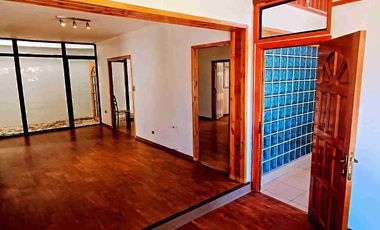 Se vende espectacular propiedad en Valdivia. Ubicada en Villa Los Encinos.

La propiedad cuenta con.

- 216 Metros cuadrados construidos 
- 591 Metros terreno