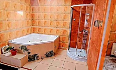 Se vende espectacular propiedad en Valdivia. Ubicada en Villa Los Encinos.

La propiedad cuenta con.

- 216 Metros cuadrados construidos 
- 591 Metros terreno