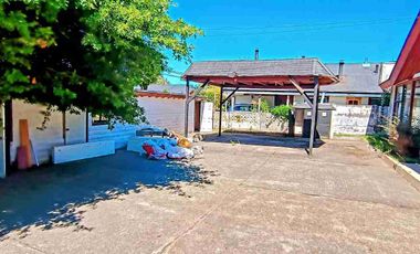 Se vende espectacular propiedad en Valdivia. Ubicada en Villa Los Encinos.

La propiedad cuenta con.

- 216 Metros cuadrados construidos 
- 591 Metros terreno