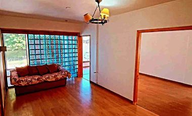 Se vende espectacular propiedad en Valdivia. Ubicada en Villa Los Encinos.

La propiedad cuenta con.

- 216 Metros cuadrados construidos 
- 591 Metros terreno