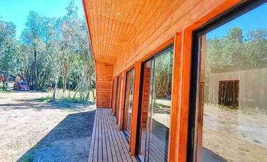 Vive la naturaleza ...
Mondaca Propiedades Limitada, vende hermosa propiedad de 3 D y 2 B, con laguna, en parcela de 5.000 Mts2 

 La propiedad cuenta con.

- 108 Metros cuadrados construidos 
- 5.000 Metros cuadrados de terreno 
- Tres dormitorios.
- Habitación matrimonial con baño privado.
- Dos baños. Principal en suite.
- Recibidor.
- Amplio living comedor.
- Cocina americana en concepto abierto con isla 
- Logia con instalación para lavadora automática 
- Calefón eléctrico instalado.
- Todas las habitaciones con vista a la laguna.