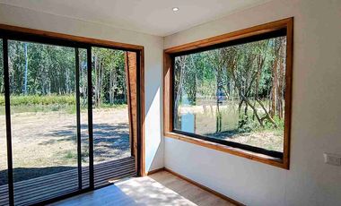 Vive la naturaleza ...
Mondaca Propiedades Limitada, vende hermosa propiedad de 3 D y 2 B, con laguna, en parcela de 5.000 Mts2 

 La propiedad cuenta con.

- 108 Metros cuadrados construidos 
- 5.000 Metros cuadrados de terreno 
- Tres dormitorios.
- Habitación matrimonial con baño privado.
- Dos baños. Principal en suite.
- Recibidor.
- Amplio living comedor.
- Cocina americana en concepto abierto con isla 
- Logia con instalación para lavadora automática 
- Calefón eléctrico instalado.
- Todas las habitaciones con vista a la laguna.
