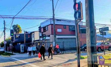 Se arrienda amplia  propiedad comercial en Valdivia 
 Ubicada en Avenida Clemente Holzapfel.

La propiedad cuenta con.

En el primer nivel:

- Amplia sala de ventas en primer nivel con execelente iluminación.
- Electricidad trifásica.
- Gas por cañería.
- Piso de porcelanato.
- Puertas automáticas.
-