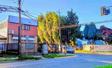 Se arrienda amplia  propiedad comercial en Valdivia 
 Ubicada en Avenida Clemente Holzapfel.

La propiedad cuenta con.

En el primer nivel:

- Amplia sala de ventas en primer nivel con execelente iluminación.
- Electricidad trifásica.
- Gas por cañería.
- Piso de porcelanato.
- Puertas automáticas.
-