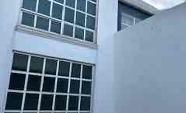 Casa a pie de calle, con zonas
comerciales, y acceso a vías
principales