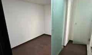 Casa a pie de calle, con zonas
comerciales, y acceso a vías
principales