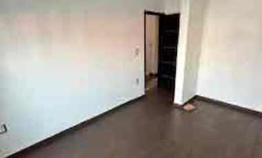 Casa a pie de calle, con zonas
comerciales, y acceso a vías
principales