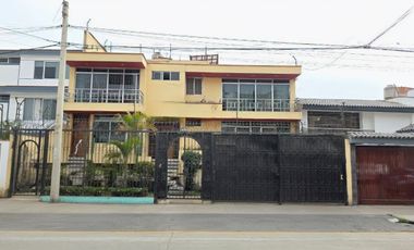 VENTA DE CASA A ESPALDAS DEL CENTRO NAVAL DE SAN BORJA