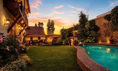 San Carlos De Apoquindo. Casa Con Jardín, Piscina Y Quincho