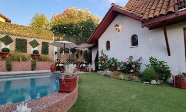 San Carlos De Apoquindo. Casa Con Jardín, Piscina Y Quincho