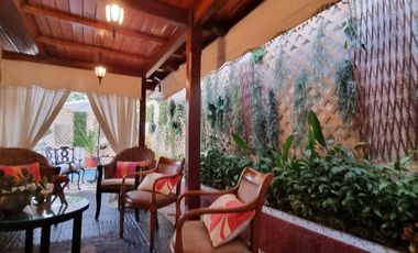 San Carlos De Apoquindo. Casa Con Jardín, Piscina Y Quincho