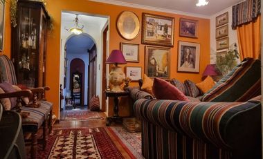San Carlos De Apoquindo. Casa Con Jardín, Piscina Y Quincho
