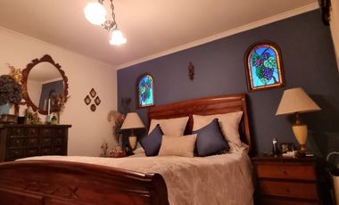 San Carlos De Apoquindo. Casa Con Jardín, Piscina Y Quincho