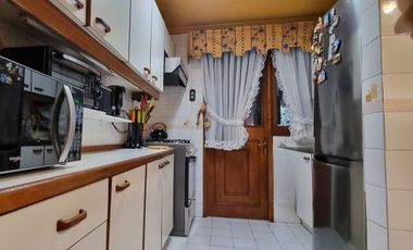 San Carlos De Apoquindo. Casa Con Jardín, Piscina Y Quincho