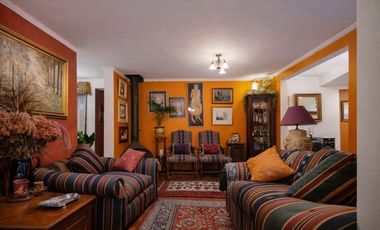 San Carlos De Apoquindo. Casa Con Jardín, Piscina Y Quincho