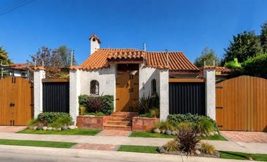 San Carlos De Apoquindo. Casa Con Jardín, Piscina Y Quincho