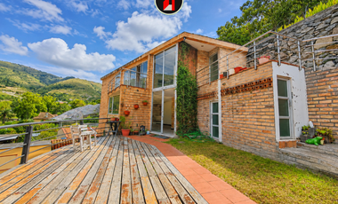 EN PAUTE VENDO HERMOSA CASA MINIMALISTA CON PISCINA Y VISTA PRIVILEGIADA