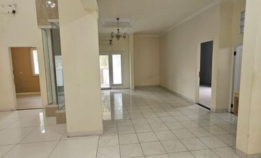 Jual DIbawah Harga NJOP Rumah Besar 2,5 Lantai di Villa Melati Mas, LT 312 m² LB ±500 m², Hanya Rp 2,9 M