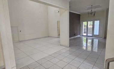 Jual DIbawah Harga NJOP Rumah Besar 2,5 Lantai di Villa Melati Mas, LT 312 m² LB ±500 m², Hanya Rp 2,9 M
